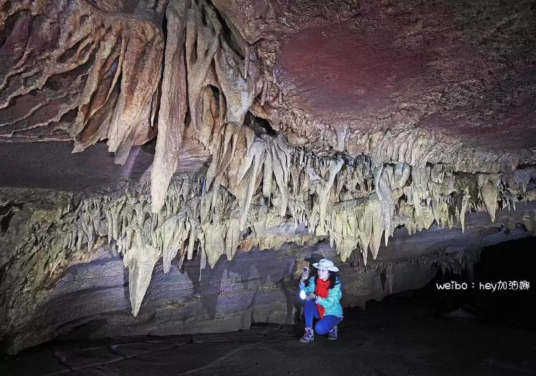 溶洞里地上满是被砸断的钟乳石碎块 野溶洞探险破坏频发